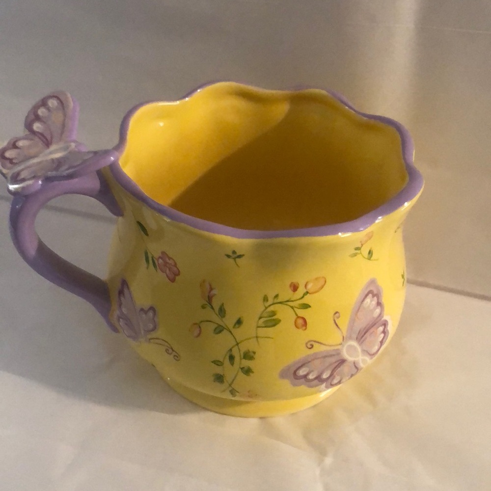 Teleflora Large tea cup with butterfly accented handle. No chips/cracks